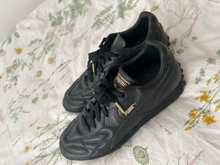 Zapatillas Puma Negras y Doradas