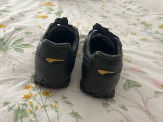 Zapatillas Puma Negras y Doradas
