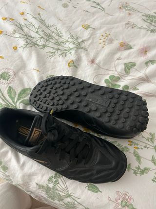 Zapatillas Puma Negras y Doradas