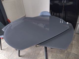 Tavolo in vetro allungabile grigio