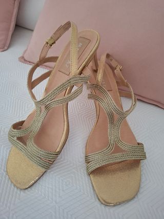 Sandalias doradas tacón bajo