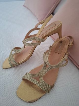 Sandalias doradas tacón bajo