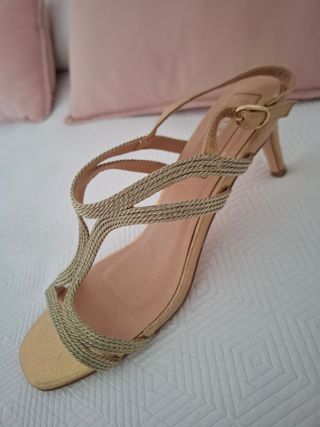 Sandalias doradas tacón bajo