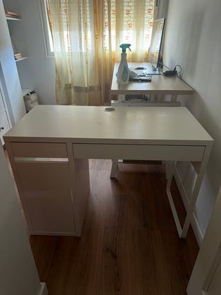 Escritorio blanco de madera con vidrio incluido.