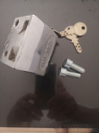 Cerradura Bilma con 2 llaves y tornillos