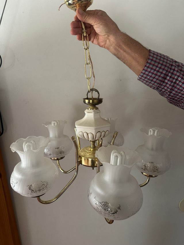 Lámpara de techo dorada y blanca