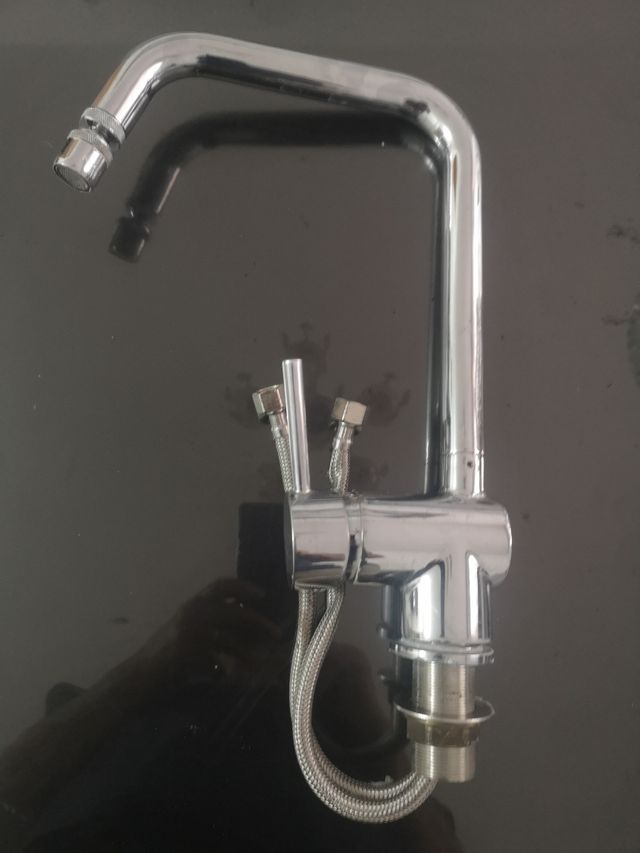 Grifo de cocina metálico plateado