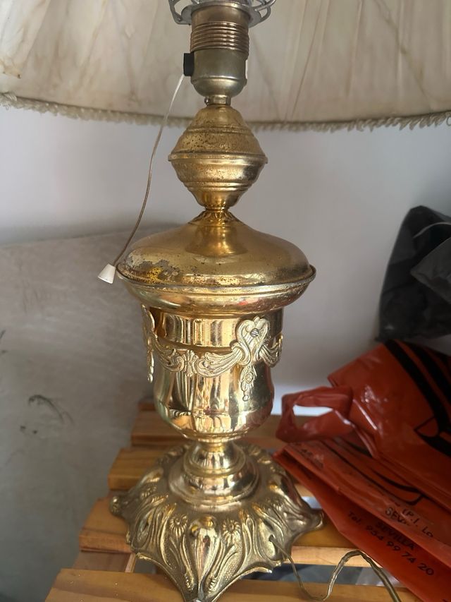 Lámpara de mesa dorada y beige