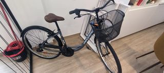 BICICLETA con cesta en buen estado
