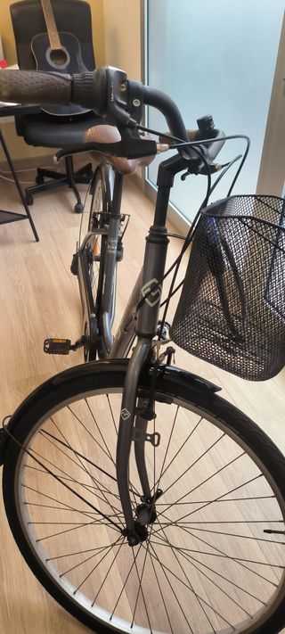 BICICLETA con cesta en buen estado