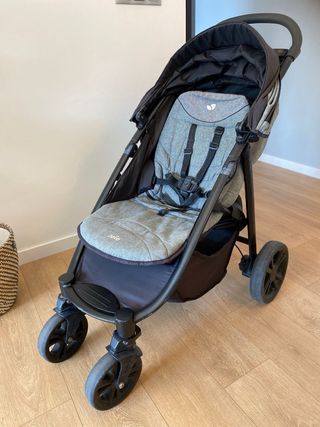 Silla de paseo Joie gris.
