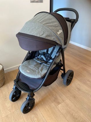 Silla de paseo Joie gris.