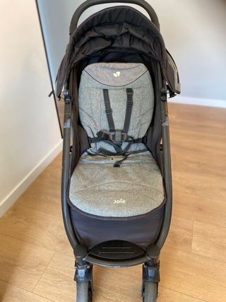 Silla de paseo Joie gris.