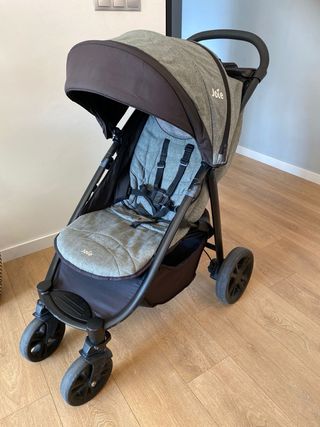 Silla de paseo Joie gris.