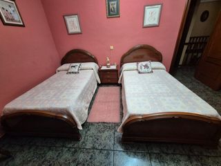 2 Camas completas de 105 cm con colchones +mesilla