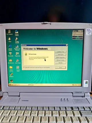 Portátil Toshiba 320CDT Vintage y Discos (1996)