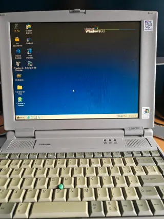 Portátil Toshiba 320CDT Vintage y Discos (1996)