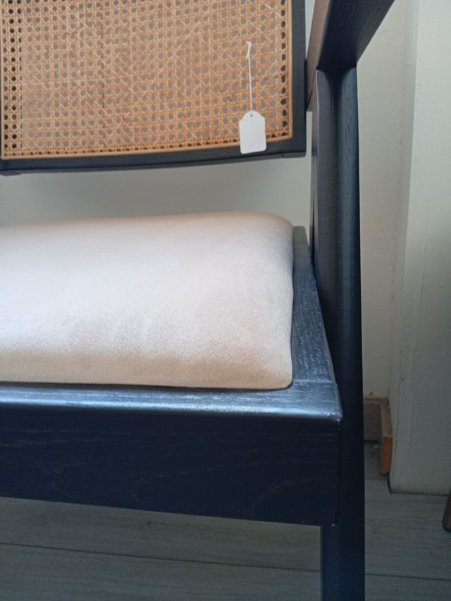 Silla de madera y ratán con asiento en terciopelo