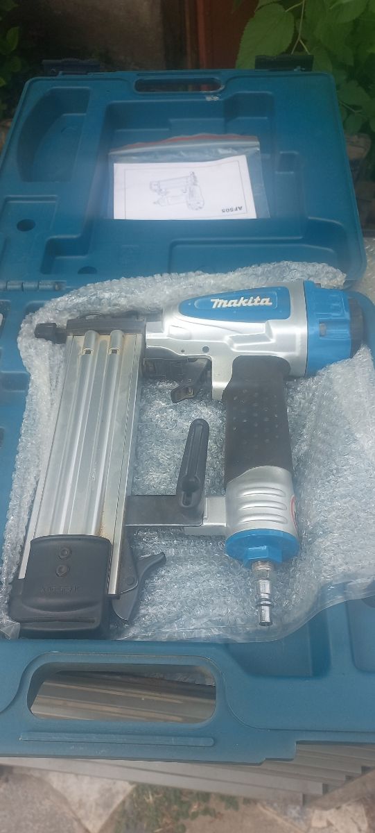Clavadora Neumática Makita AF505