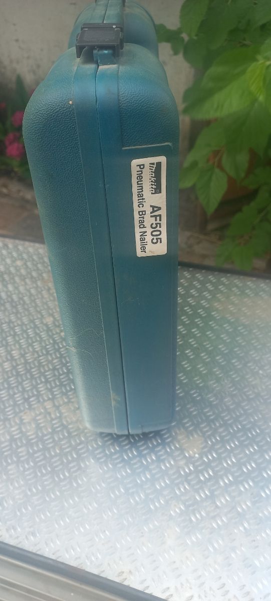 Clavadora Neumática Makita AF505