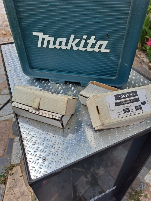 Clavadora Neumática Makita AF505