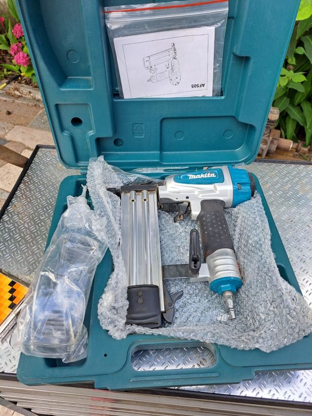 Clavadora Neumática Makita AF505