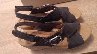 Sandalias Clarks Negras y Beige