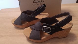 Sandalias Clarks Negras y Beige