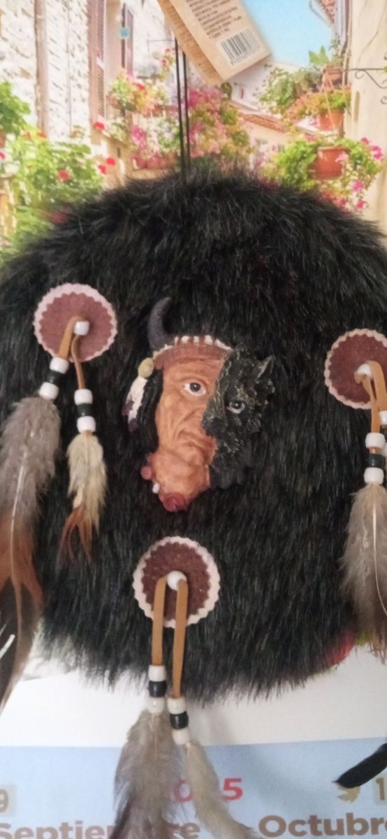 Atrapasueños con cara de indio y plumas