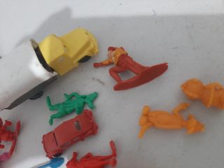 Lote de figuras y cochecitos antiguos