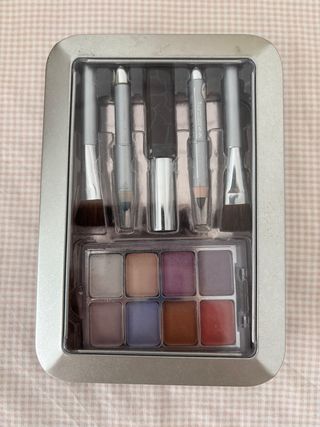 Caja de maquillaje con sombras y pinceles