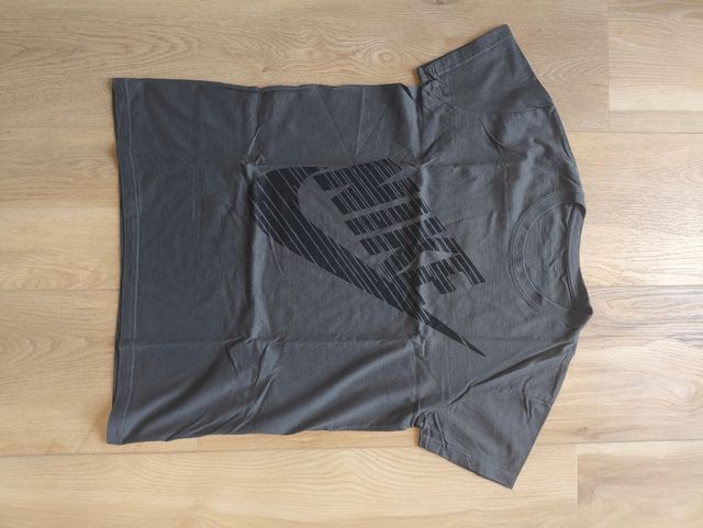 Camiseta Nike gris