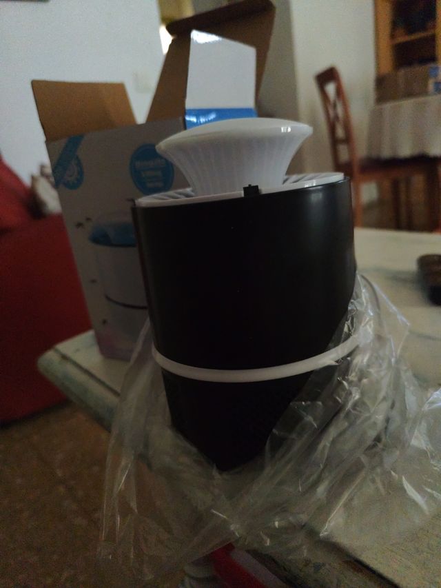 Lámpara Atrapa Mosquitos Negra y Blanca