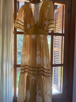 Vestido amarillo con estampado morado