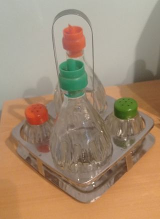 Set di contenitori per olio vintage in vetro e metallo