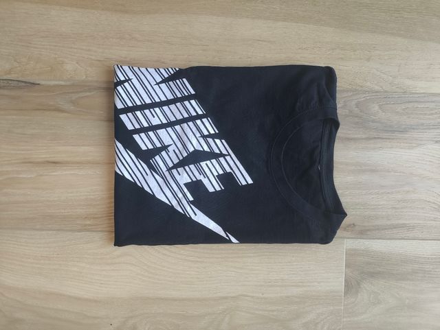 Camiseta Nike Negra Logo Blanco
