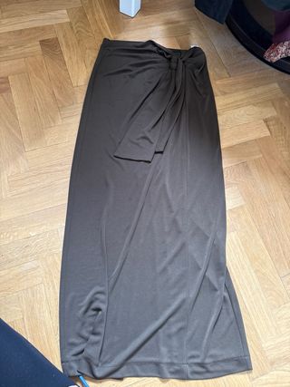 Falda midi Zara verde oliva con nudo