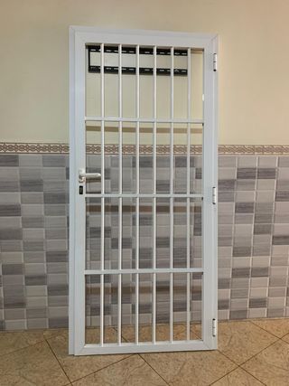 Reja de puerta de aluminio blanca