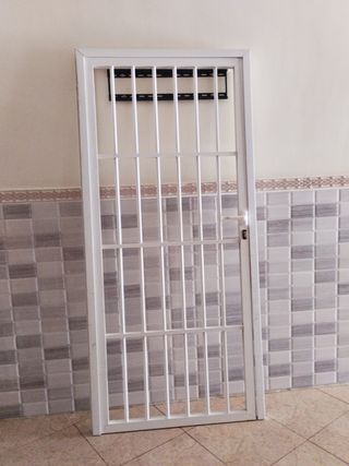 Reja de puerta de aluminio blanca
