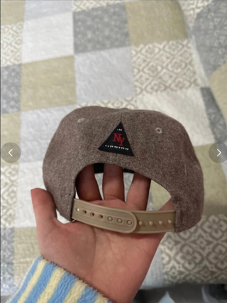 Cappello NY marrone con visiera