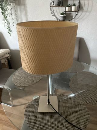 Lámpara de mesa naranja y plateada