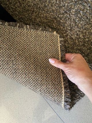 Alfombra jaspeada marrón y beige. Pelo corto