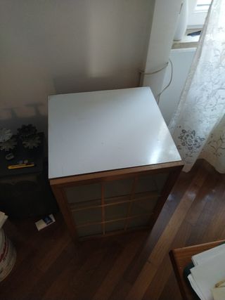 Mobiletto con anta di vetro 