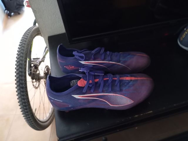 Botas de fútbol Puma azules y moradas