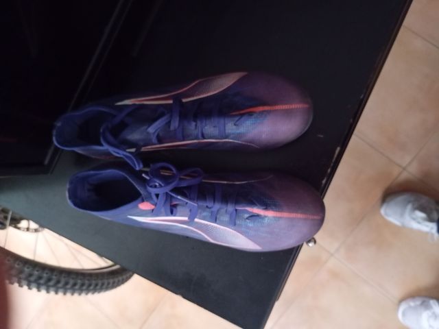 Botas de fútbol Puma azules y moradas
