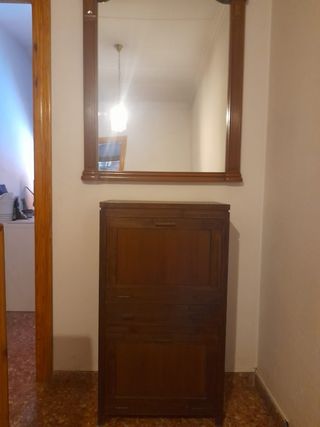 Zapatero y espejo de madera