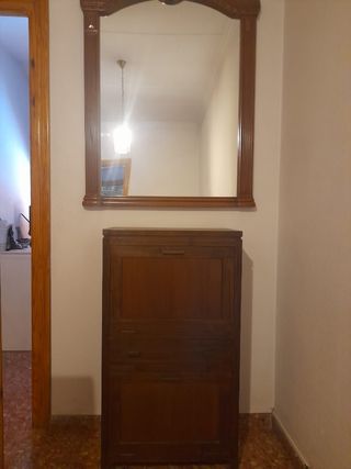 Zapatero y espejo de madera