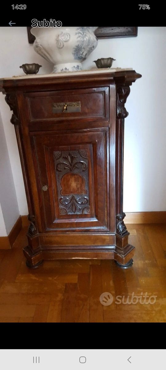 Comodini antichi in legno e marmo