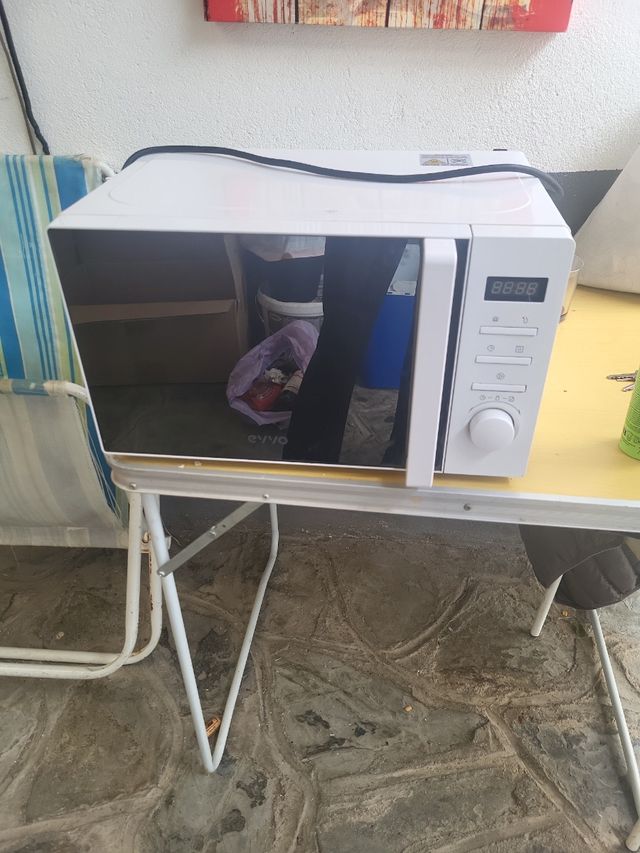 Microondas blanco le falta el plato