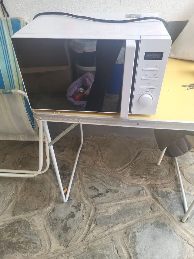 Microondas blanco le falta el plato